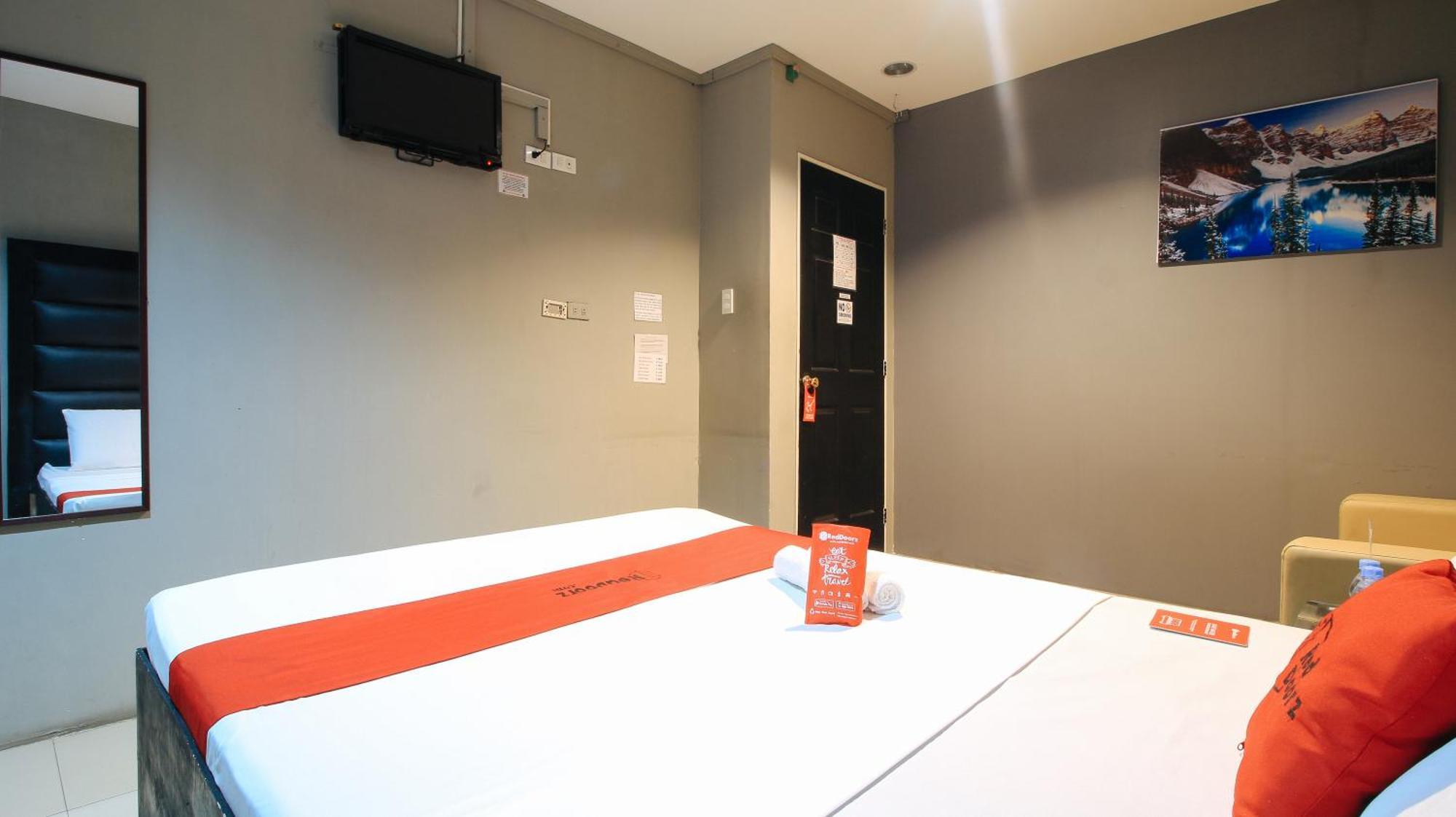 Reddoorz @ P Florentino Street Sampaloc Manila Bagian luar foto
